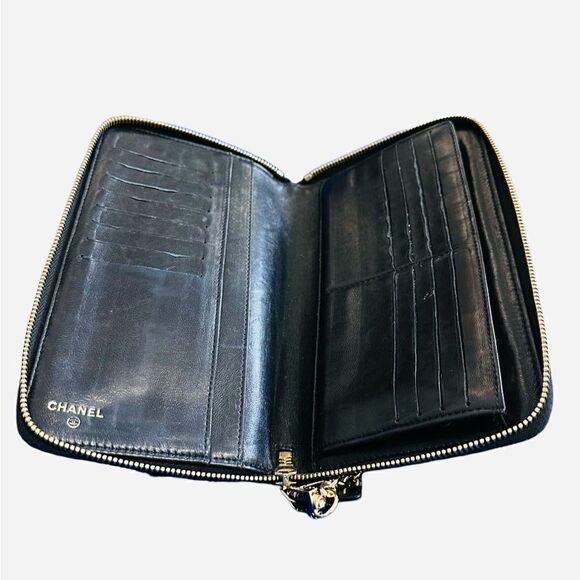 Chanel leather camellia clutch with golden camellia - Picture 10 of 15